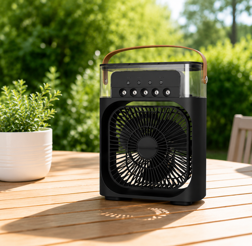 Ventilateur brumisateur portable sur table de jardin en bois